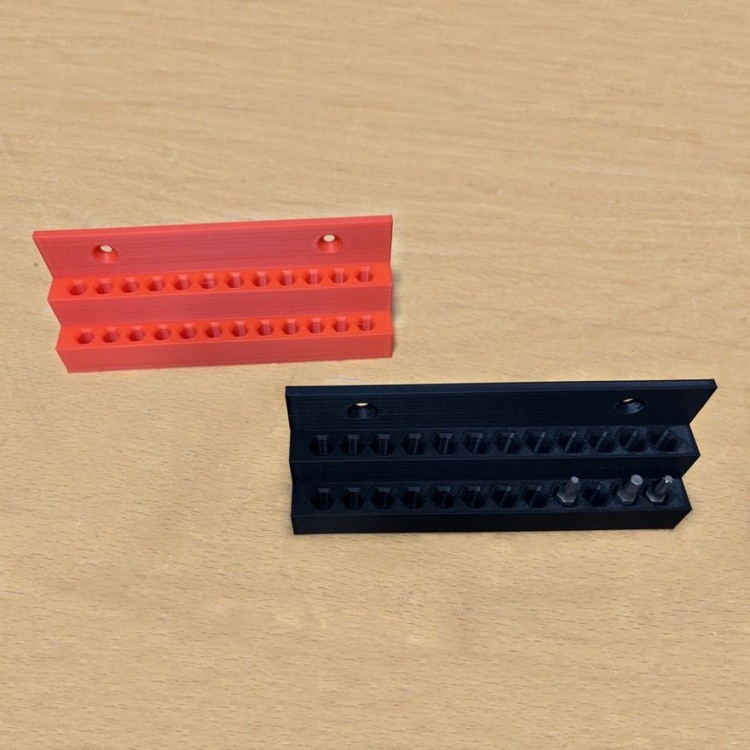 Zwei Bit-Halter für 24 Bits in Rot und Schwarz